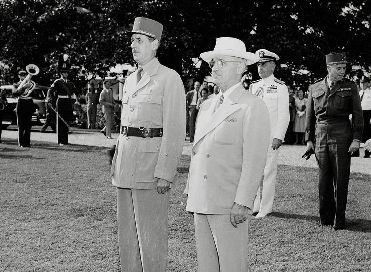 Ameriški predsednik Harry Truman je z grožnjami prisilil francosko vojsko, da se je umaknila z velike večine italijanskega ozemlja, ki ga je zasedla ob koncu vojne in ga hotela priključiti Franciji. Na fotografiji: Charles de Gaulle in Harry Truman pred Belo hišo poleti 1945.  | Foto: Guliverimage