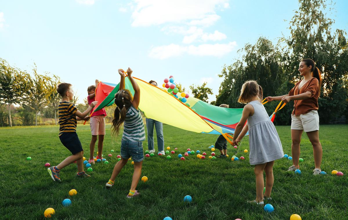 piknik, otroci, sladoled, igra | V Sloveniji je po ocenah približno od 40 do 50 bolnikov s to boleznijo. Po odločitvi Evropske komisije bodo slovenski zdravniki proučili, kateri otroci so primerni kandidati za zdravljenje z zdravilom duvyzat, ko bo zdravljenje omogočeno, pa jih bodo začeli zdraviti. Slovenski bolniki se lahko po pogojni odobritvi zdravila duvyzat nadejajo napotitve na zdravljenje na stroške zdravstvene zavarovalnice v tujino oziroma doma. | Foto Shutterstock