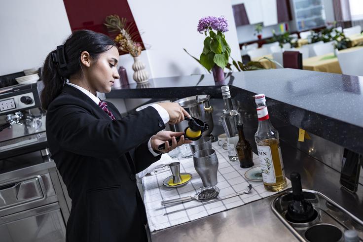 CPI, poklici, strežba, Nina Horvat Nina ima prirojene spretnosti za postopke, kot so flambiranje, mešanje pijač, ustvarjalnost. | Foto: Ana Kovač