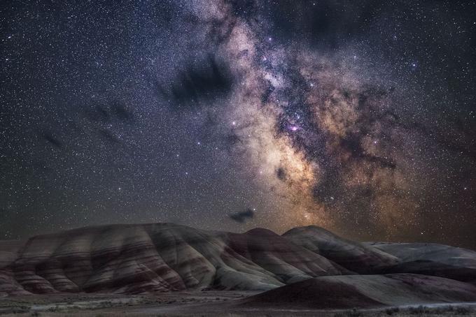 Milijoni zvezd galaksije Rimske ceste osvetljujejo Obarvano hribovje v ameriški zvezni državi Oregon. Foto: Nicholas Roemmelt. | Foto: 