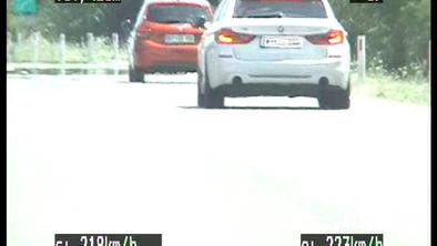 Po avtocesti divjal 219 km/h, doletela ga je visoka kazen