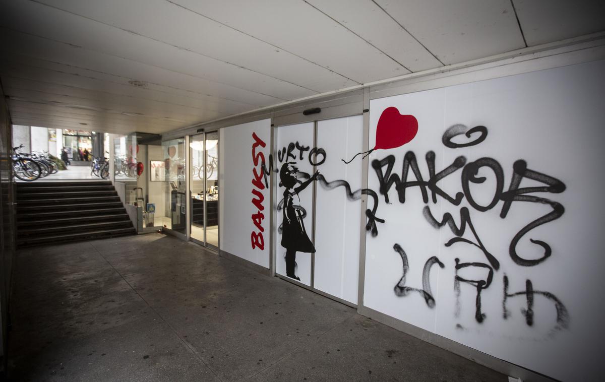 Grafiti na razstavi Banksy na Čopovi ulici v Ljubljani. | Foto Bojan Puhek