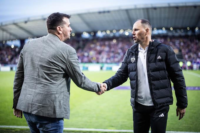 Tako je ob koncu prejšnje sezone, ko je po odhodu Zorana Zeljkovića na dveh tekmah vodil Olimpijo, čestital Anteju Šimundži za zmago na večnem derbiju v Ljudskem vrtu. | Foto: Jure Banfi