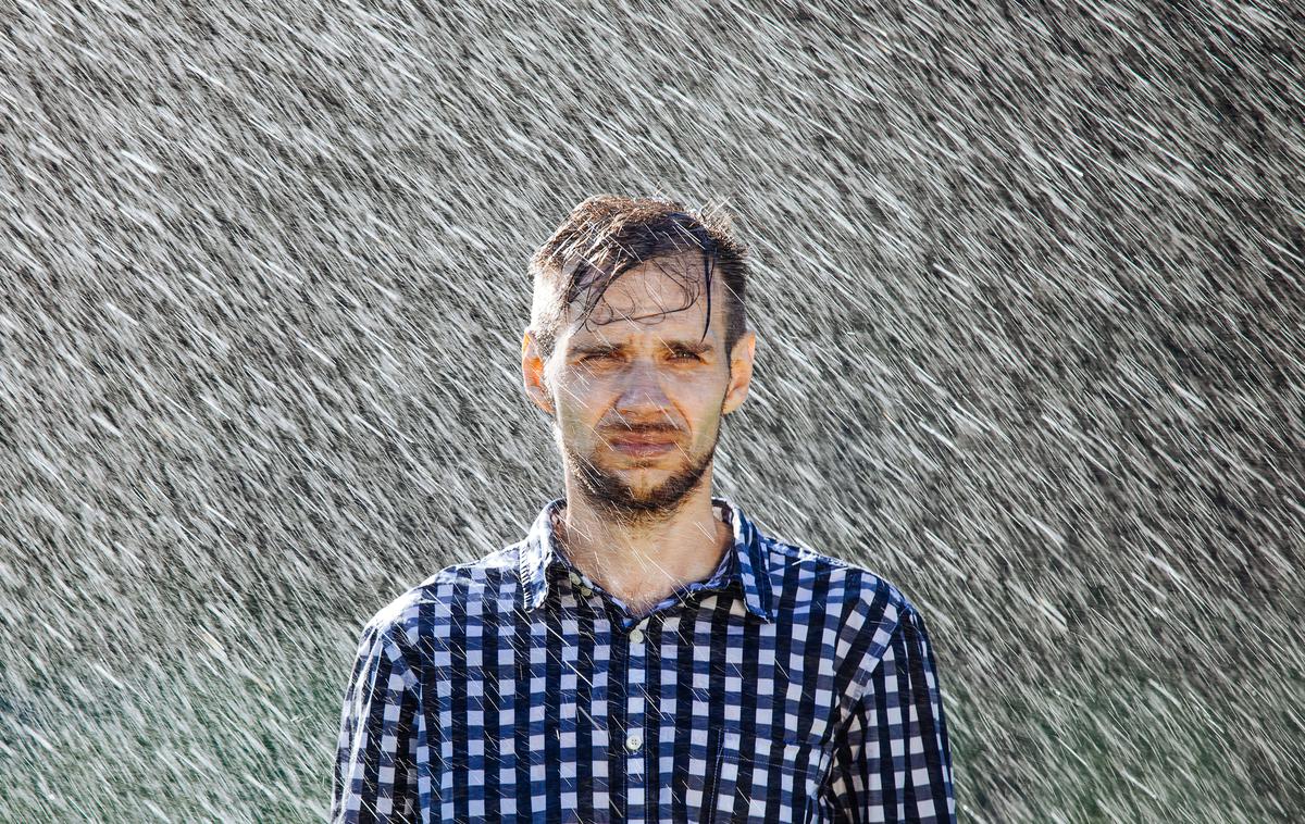 moški, dež, slaba volja | Foto Shutterstock