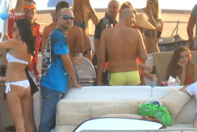 Slovenske glasbenike ujeli z napol golimi lepoticami (foto, video)