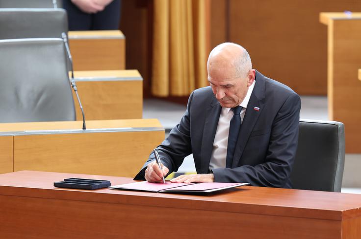 Janez Janša je danes tudi ponovno napovedal, da bodo opoziciji poslali predlog pogodbe za partnerstvo za razvoj. Pri tem je dodal, da bo "od njihove odločitve odvisno, ali bo to mandat, kjer bomo iskali skupne stične točke v dobro Slovenije, ali bodo pač napadali in izključevali, tako kot so to počeli, ko so bili na oblasti". Upa, da bo tokrat drugače, je dejal, so pa pripravljeni na vse. | Foto: Bojan Puhek
