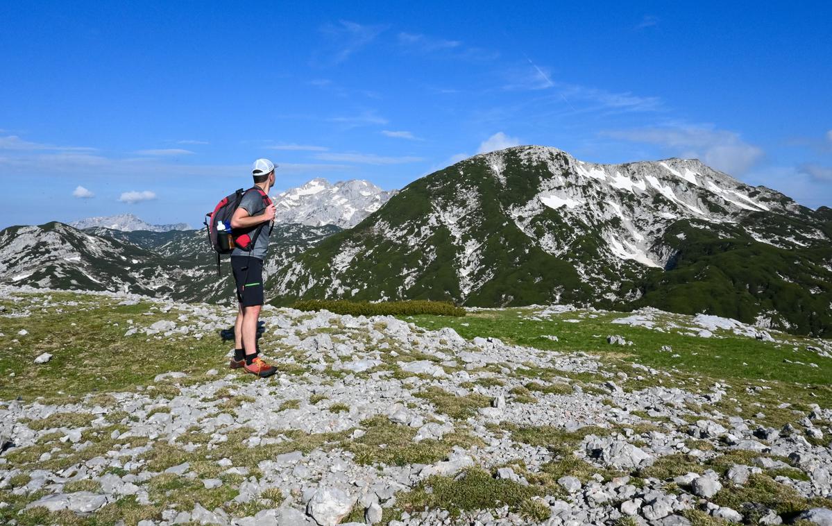 Dleskoškova planota | Nad dva tisoč metri je še marsikje sneg, vsaj na osojnih legah so pogosta snežišča. | Foto Matej Podgoršek