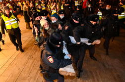 Po vsej Rusiji aretirali več kot 700 protivojnih protestnikov