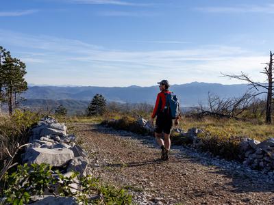 S pogledom na morje in Alpe prek 10 vrhov na Trstelj #video