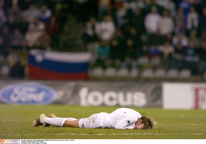 Tako je po koncu povratne tekme dodatnih kvalifikacij za EP 2004 v solzah obležal Nastja Čeh. | Foto: Reuters