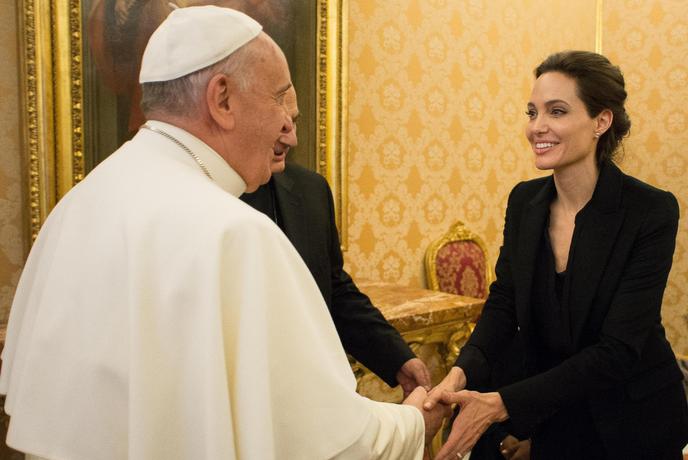 Angelina Jolie in papež Frančišek skupaj v kinu (video)