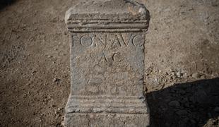 Na Slovenski cesti nova arheološka najdba: rimski oltar, posvečen vodnim božanstvom