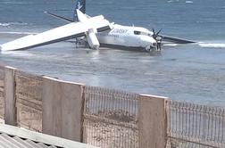 Potniško letalo strmoglavilo na plažo #video
