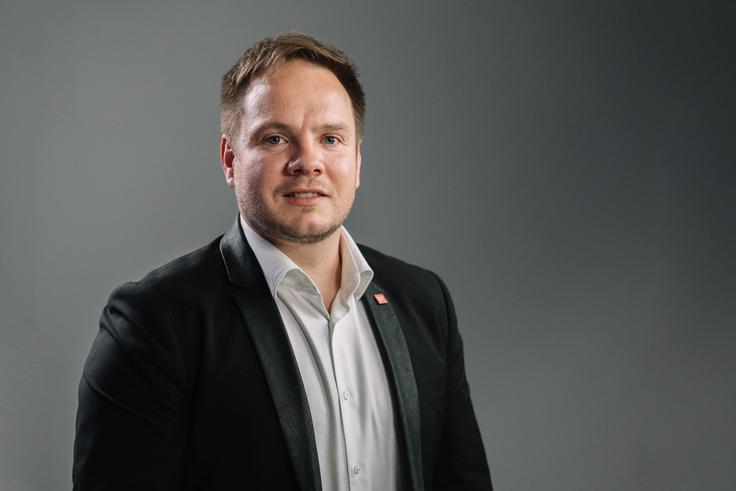 Med drugim Vuk tudi povsem enostavno pojasni, kaj so danes visoki računi za elektriko, bodisi v stanovanju bodisi v hiši, in predvsem komu bi svetoval energetsko prenovo doma. | Foto: Jan Lukanović