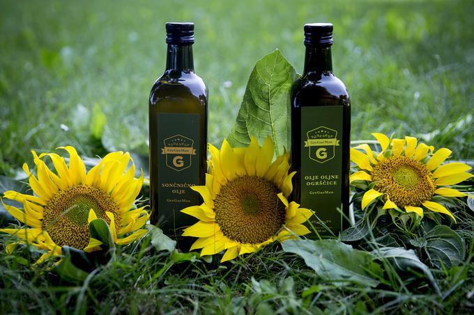 Osnova za nefiltrirana, hladno stisnjena olja so semena sončnic in oljne ogrščice. | Foto: Ana Kovač