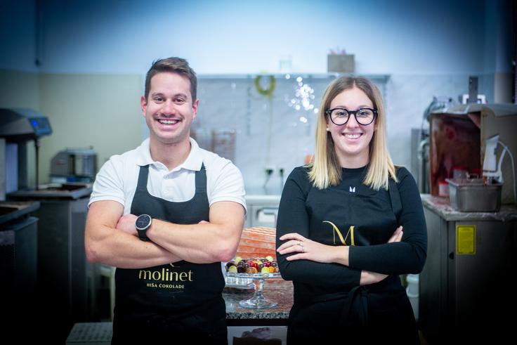  Poleg Hane Maksu Pogačniku v ateljeju pomagajo prijatelji in družina.  | Foto: Gaja Hanuna