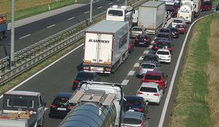 Huda prometna nesreča pri Zagrebu: trčilo pet avtomobilov in tovornjak s cisterno