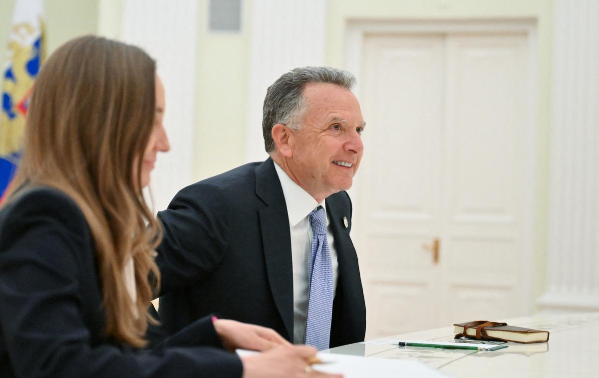 Steve Witkoff | 25. april: posebni odposlanec ZDA Steve Witkoff in tolmačka, ki je bila identificirana kot Natalija Koškina (levo).  | Foto Reuters