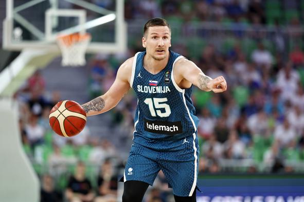 Josh Nebo spet igra, Gregor Hrovat igralec meseca