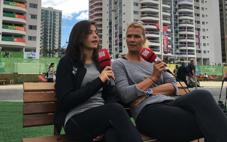 V Rio je pripotovala v novi vlogi: na fotografiji v pogovoru s plavalko iz Sirije Yusro Mardini. | Foto: 