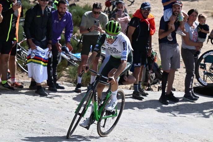 Po trčenju z vozilom se bori za življenje