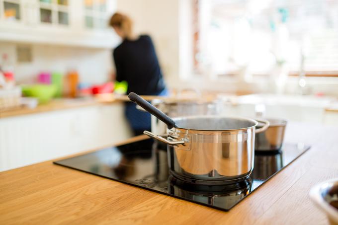 Če veliko kuhate, je redno zračenje še toliko pomembnejše, saj se med kuhanjem v zrak sprošča veliko vlage. | Foto: Getty Images