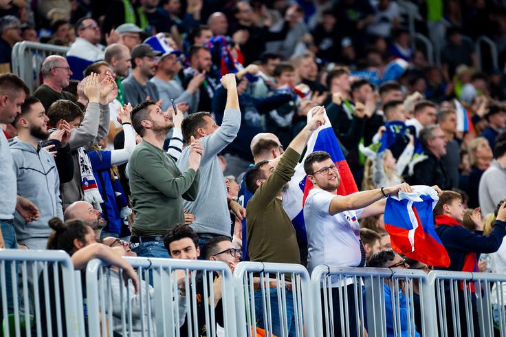 Teo Turk je v 4. minuti izenačil na 1:1 in spravil na noge občinstvo v dvorani Stožice. | Foto: Filip Barbalić