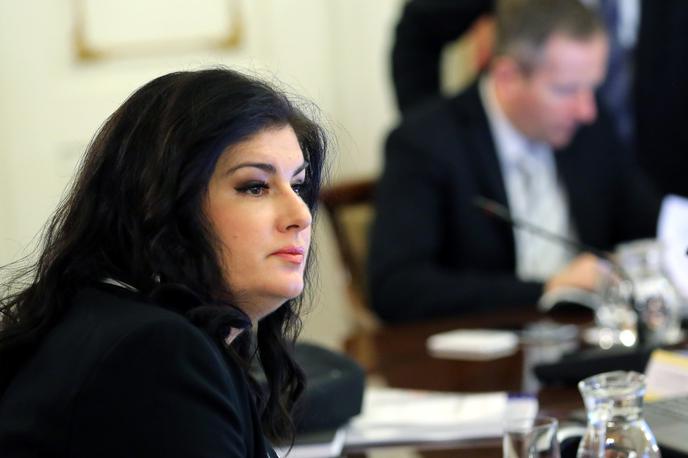 Gabrijela Žalac | Gabrijela Žalac je po navedbah iz obtožnice leta 2017 začela postopek javnega naročanja za informacijski sistem in podjetnikoma s prilagajanjem zahtev iz razpisa zagotovila privilegiran položaj. | Foto STA