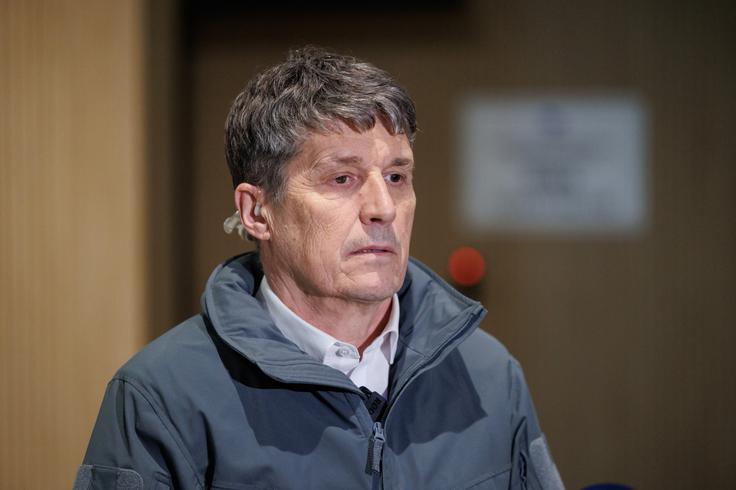 Obrambni minister Borut Sajovic pravi, da niso organizirali povratnih poletov z dopusta, ampak izjemno evakuacijo. | Foto: STA