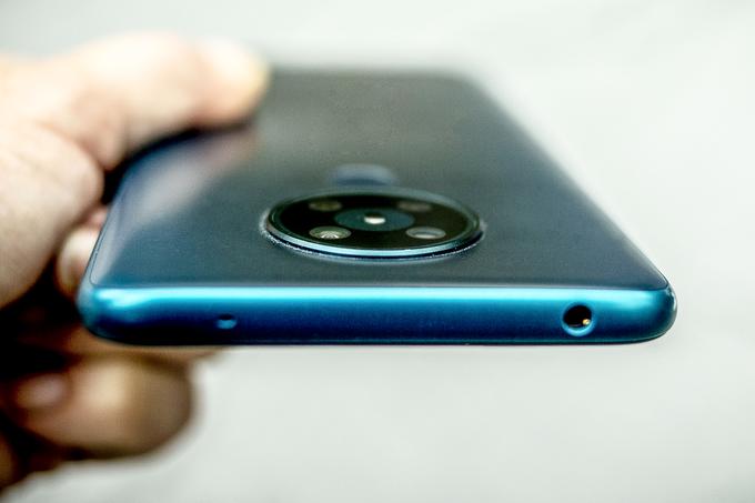 Nokia 5.3 je ohranila analogni 3,5-milimetrski priključek za slušalke. | Foto: Ana Kovač