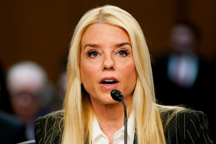 Pravosodna ministrica ZDA Pam Bondi se je v zadnjih dneh zaradi zadeve Epstein znašla med kladivom in nakovalom.  | Foto: Reuters