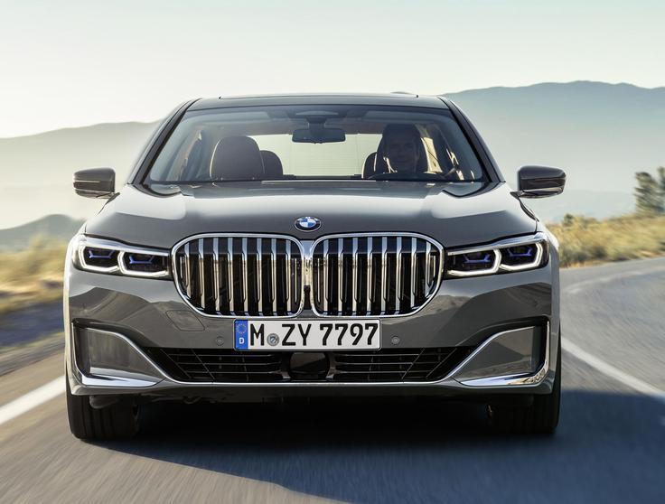 BMW je za 40 odstotkov povečal sprednji ledvički in s tem izboljšal aerodinamiko ter serijo 7 naredil še bolj samozavestno. | Foto: BMW