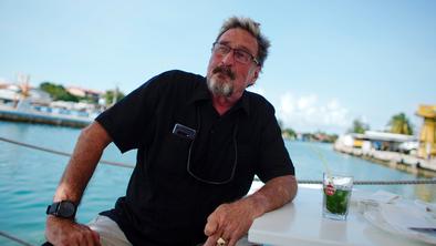 Umrl je zloglasni računalniški tajkun John McAfee