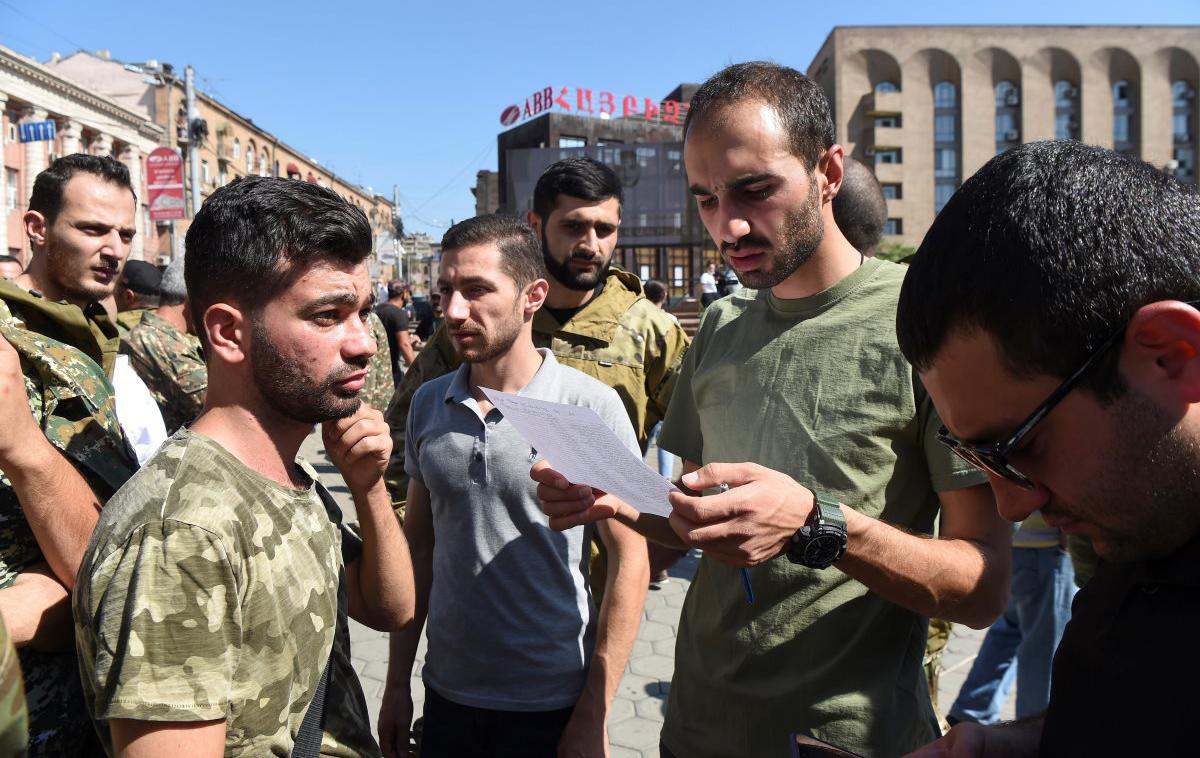 Armenija, vojska | Oblasti Gorskega Karabaha so za celotno območje razglasile vojno stanje in splošno vojaško mobilizacijo. "Razglašam vojno stanje" in mobilizacijo vseh, ki so sposobni opravljati vojaško dolžnost ter so starejši od 18 let, je na izredni seji parlamenta v Stepanakertu dejal predsednik Gorskega Karabaha Araik Harutjunjan. | Foto Reuters