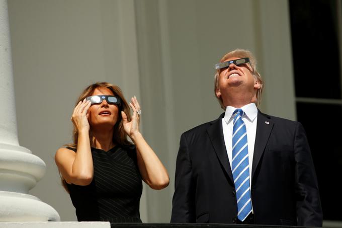 Takole sta popolni sončni mrk z balkona Bele hiše opazovala Melania in Donald Trump.  | Foto: Reuters