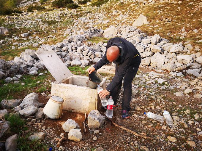 Andrej pri vodnjaku Marasovac na Velebitu. | Foto: Facebook/Hodim, torej sem