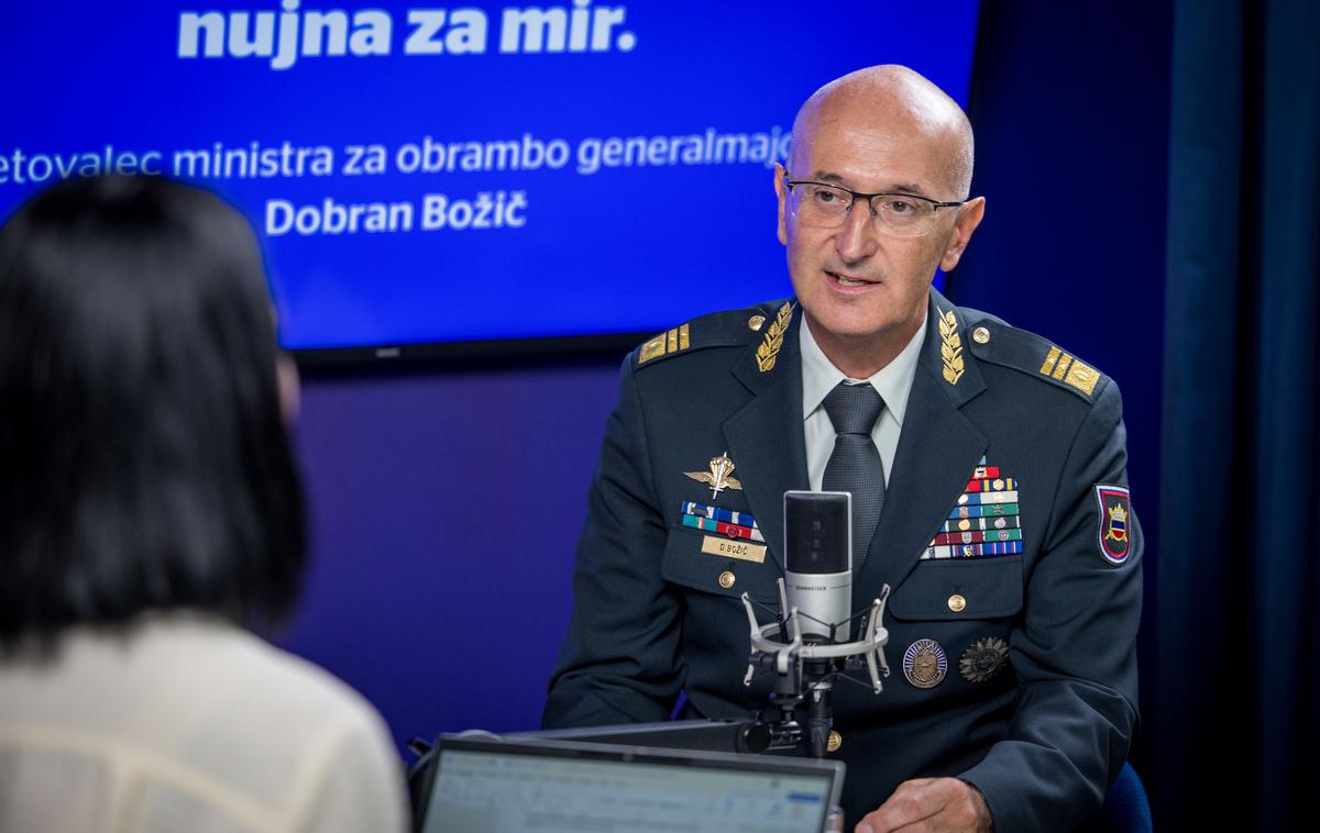 Dobran Božič | "Naborništvo sem opravil še v Jugoslovanski ljudski armadi. Takrat si v resnici nisi mogel ničesar izbrati – pred komisijo si stal v spodnjih hlačah, oni pa so odločili, kam boš dodeljen. Mene so poslali v šolo za rezervne častnike, ker je bilo takrat premalo kandidatov. Tega si nisem želel, niti nisem razmišljal, da bi bila vojska moja karierna pot. Študiral sem kemijo, se zaposlil v civilnem podjetju kot glavni kemik, potem pa je prišla vojna," se spominja Božič. | Foto Gaja Hanuna