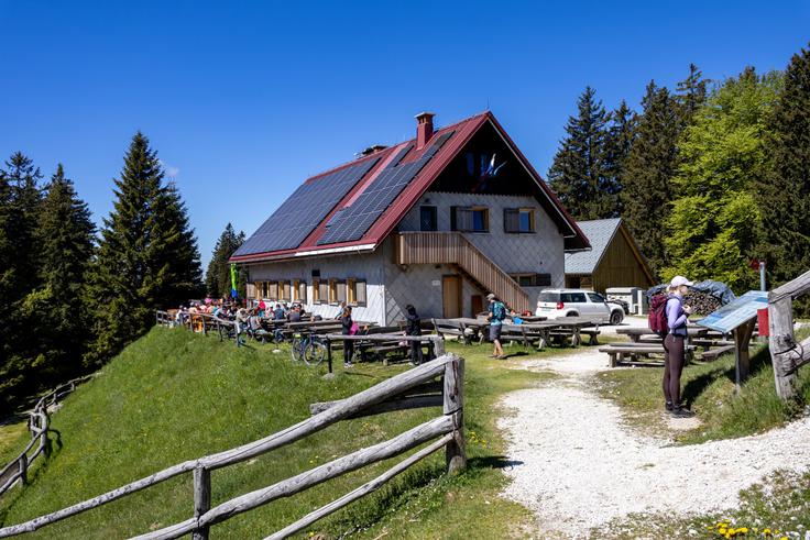 Koča na Blegošu je od maja do konca oktobra odprta vse dni v tednu, razen ob ponedeljkih. | Foto: Matej Podgoršek