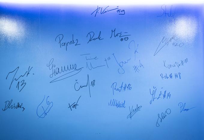 Slovenski odbojkarji so se v prostorih Telekoma Slovenije podpisali na posebno tablo, želijo pa se podpisati tudi pod zgodovinske olimpijske igre. | Foto: Bojan Puhek
