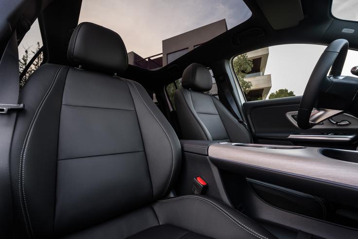 Panoramska streha in premišljeni oblikovni elementi ustvarjajo občutek odprtosti ter več prostora v kabini.  | Foto: Mercedes-Benz AG