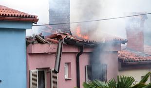 V Piranu zaradi eksplozije zagorela hiša, v kateri sta bili dve osebi #foto