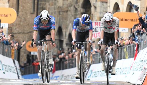 Mathieu van der Poel najmočnejši v napetem šprintu, Rogličev kolega tretji