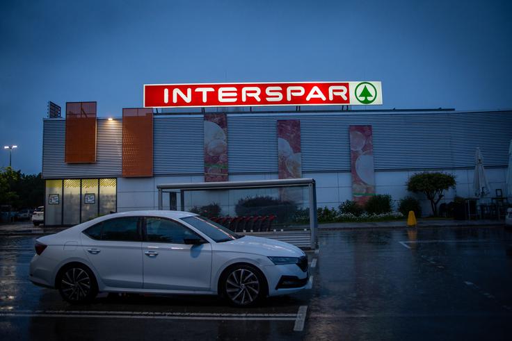 "Prav akcije in dodatni popusti so tisti, ki kupcem omogočijo cenejši nakup in zaradi katerih jim ni treba čez mejo po vsakdanja živila," menijo v Spar Slovenija.  | Foto: Gaja Hanuna