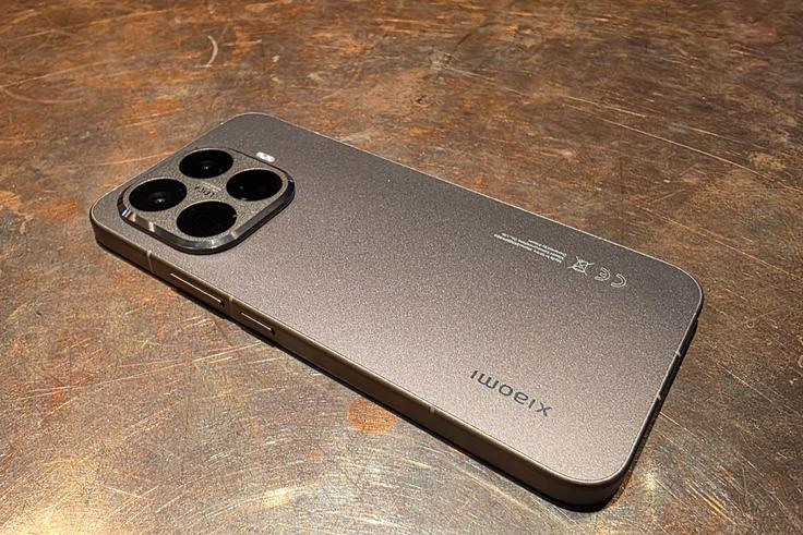 Pametni telefon Xiaomi 15T Pro v (recimo temu) zlati barvi  | Foto: Srdjan Cvjetović