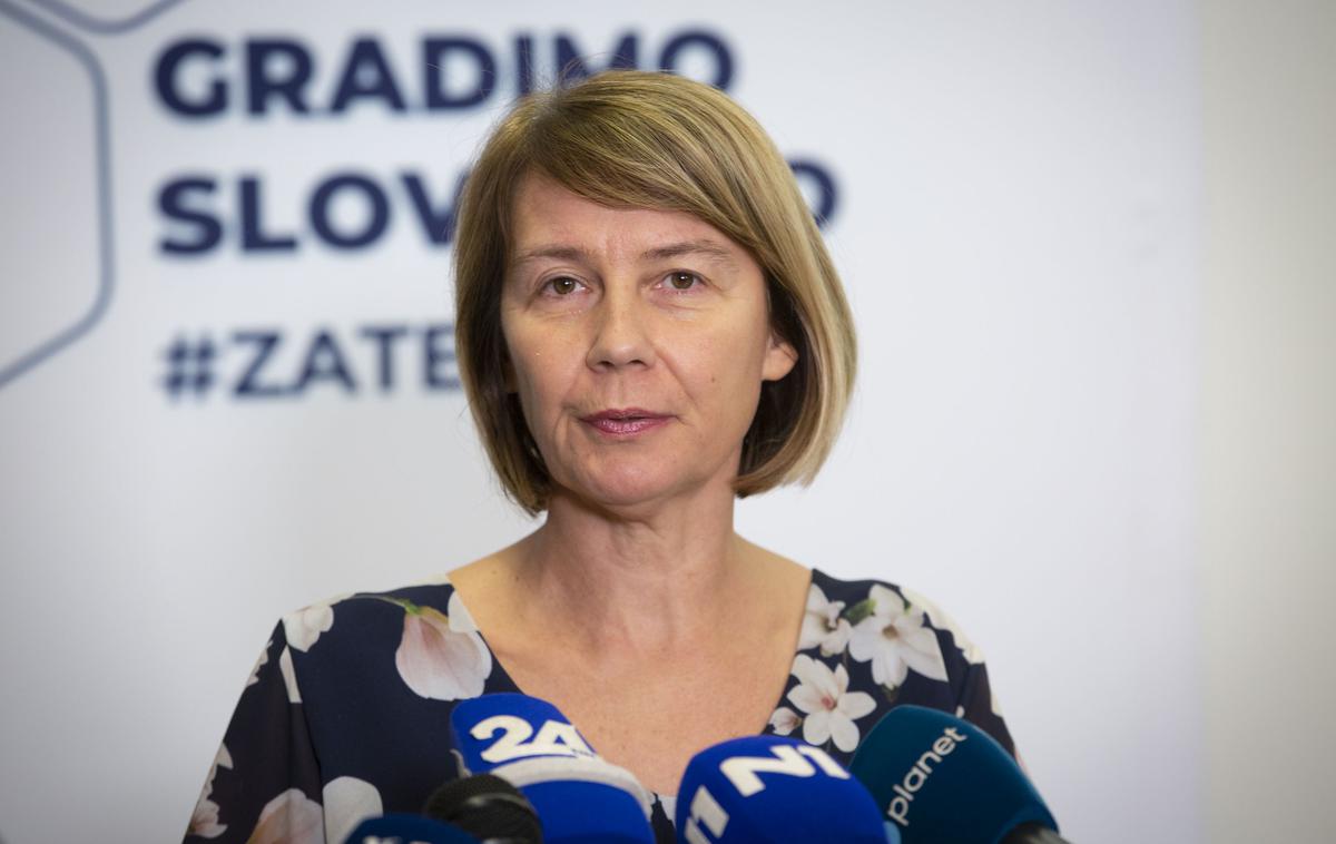 Izjava članov straqnke SDS ob referendumu o vladi, RTVju in oskrbi. Branko Grims, Alenka Jeraj, Zvonko Černač. | Poslanka SDS Alenka Jeraj je dejala, da sedaj od vlade pričakujejo, da uredi, kar je potrebno, torej paliativno oskrbo za vse. | Foto Bojan Puhek