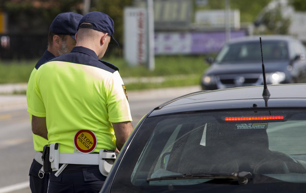 slovenska policija | Voznik je zapeljal v policista, ki je moral odskočiti, da se je izognil trčenju. | Foto Siol.net