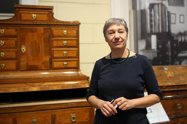 Strokovnjakinja za staro pohištvo in avtorica razstave o pisalnem pohištvu na Slovenskem od 16. stoletja do danes Maja Lozar Štamcar ob kabinetnih omaricah, pisalnikih in pisalnih mizah pripoveduje zgodbe o lepoti, moči in vrednotah različnih zgodovinskih obdobij. Ob predmetih se kažejo tudi spremembe sveta. | Foto: 
