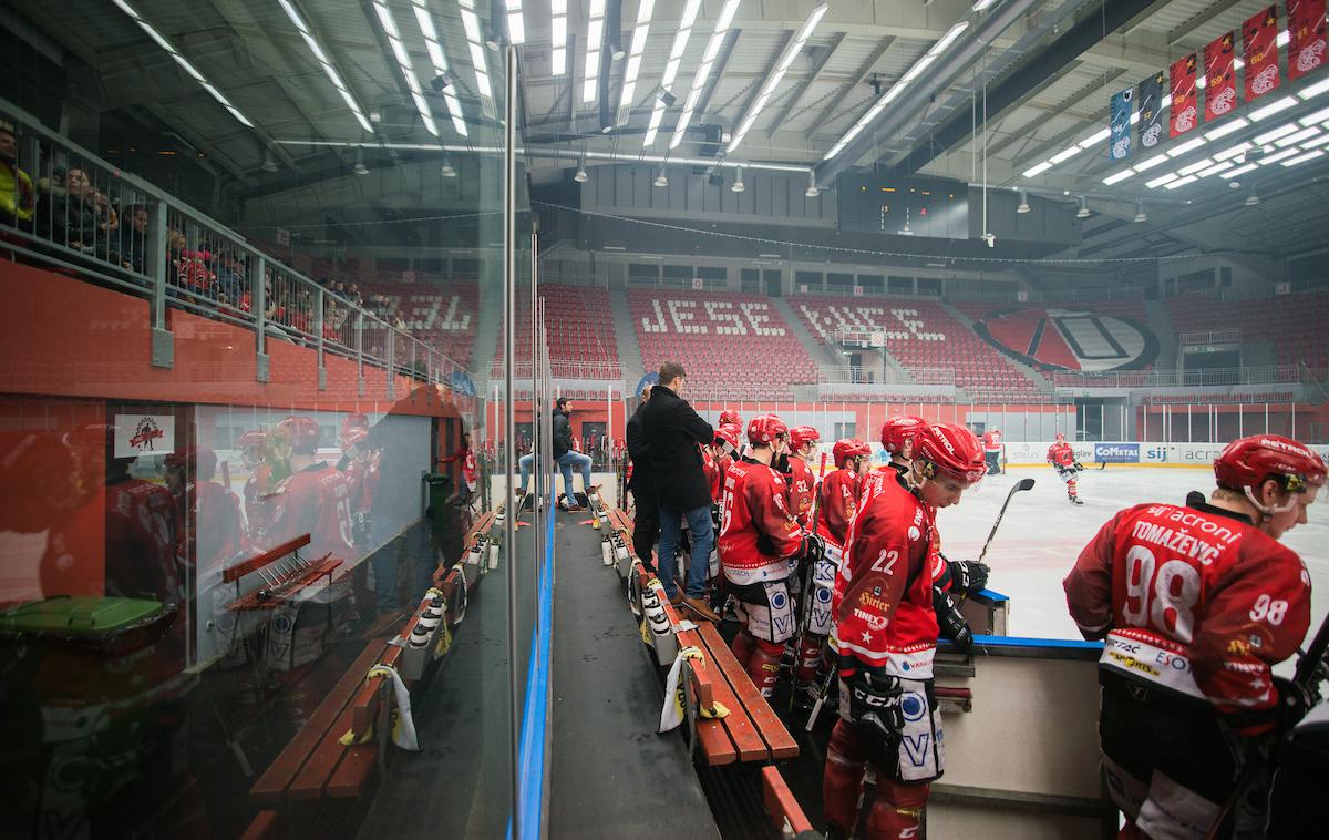 Acroni Jesenice SŽ Olimpija Alpska liga derbi | Hokejisti Jesenic v torek začenjajo kvalifikacijski boj za četrtfinale Alpske lige. na dve zmagi bodo igrali z Vipitenom, ki ga vodi selektor slovenske reprezentance Ivo Jan. | Foto Peter Podobnik/Sportida