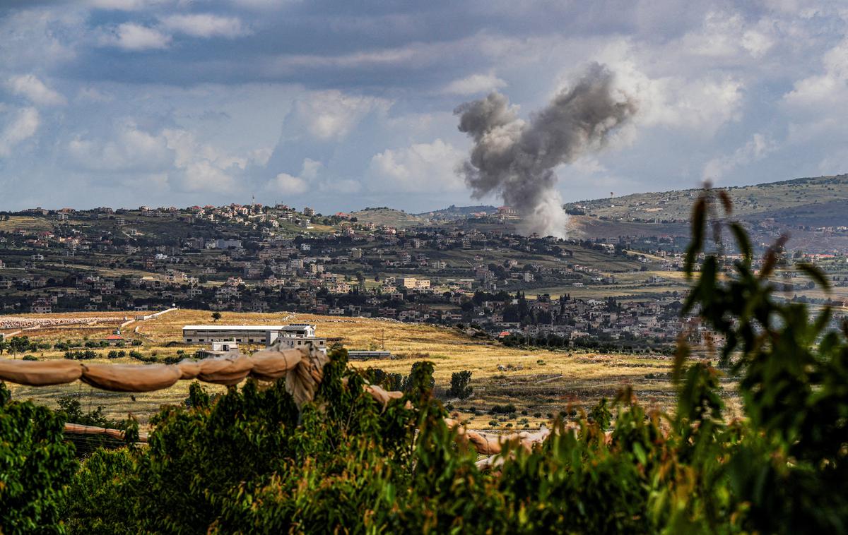 Libanon | Izraelsko topništvo naj bi obstreljevalo jug Libanona s prepovedanim strelivom z belim fosforjem, s čimer je sprožilo več požarov, ki so ogrozili tudi nekatere hiše. Gorelo je tudi v bližini položajev tamkajšnjih mirovnih sil Združenih narodov. | Foto Reuters
