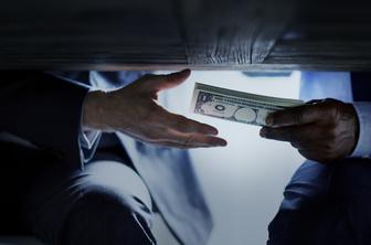 Eden od pridržanih v sumu bančne korupcije ostaja v priporu